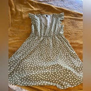 Cute sage vneck dress L